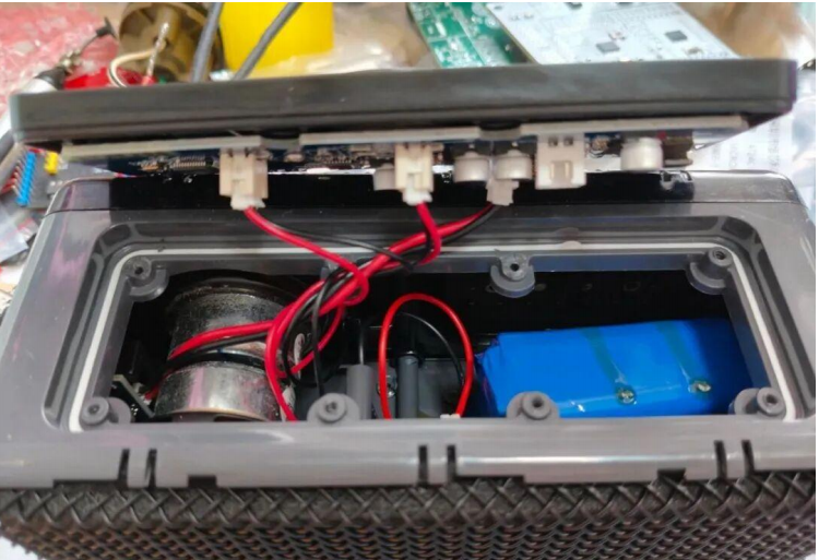 拆解Marshall蓝牙音箱